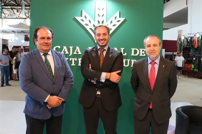 Caha Rural de Extremadura renueva su convenio con Fedexcaza