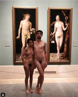Desnudos frente a adan y eva