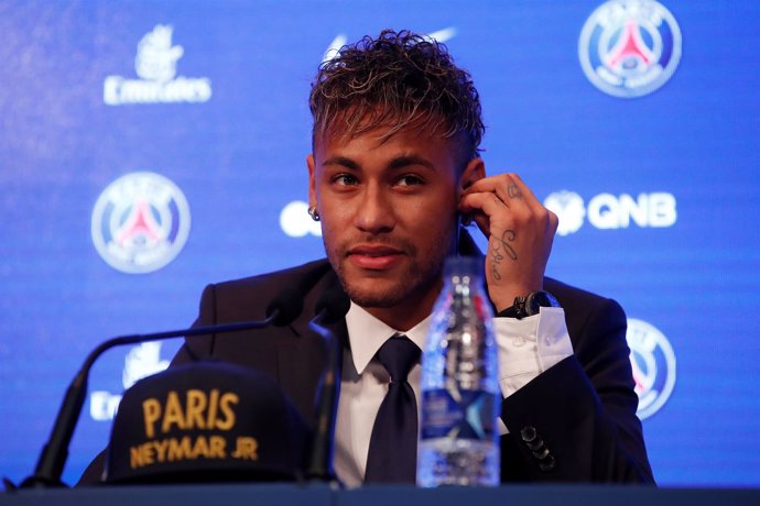 Neymar, en su presentación por el PSG ante los medios