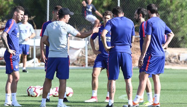 Simeone dirige el entrenamiento del Atlético
