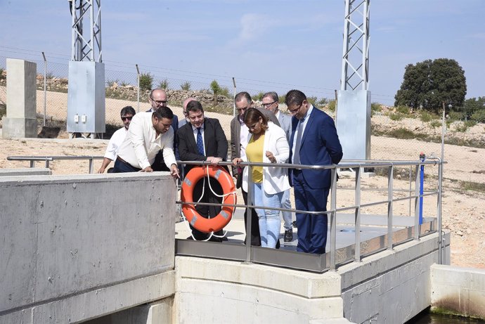 Emiliano García-Page y Agustina García Élez en la EDAR de Hoya Gonzalo