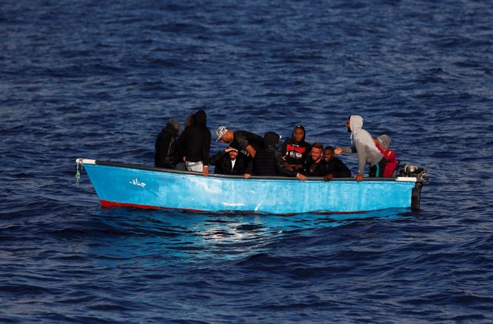 Migrantes en aguas internacionales cercanas a la costa de Libia
