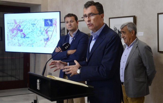 Ballesta en la rueda de prensa y detrás el arqueológo Julio Navarro Palazón