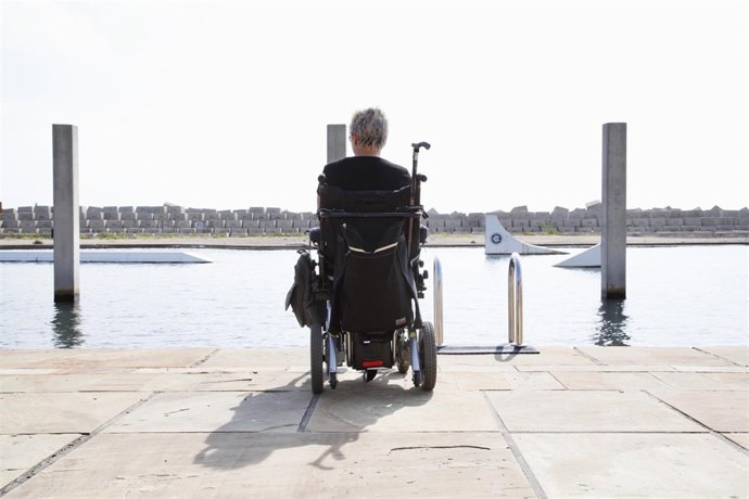 Servicio de ayuda al baño en la zona de baño del Fòrum