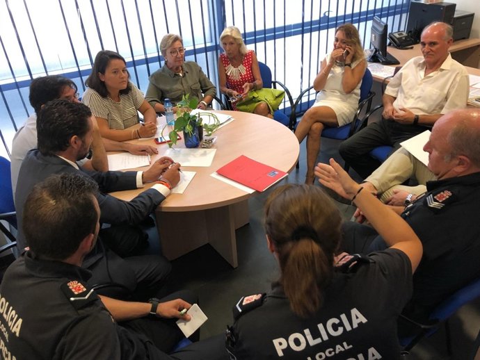 Imagen de la reunión de Lola Sánchez y pelegrín con policía y vecinos La Flota