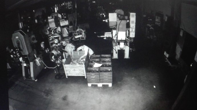  Los Presuntos Ladrones Llevándose Material De La Empresa De Montcada I Reixac