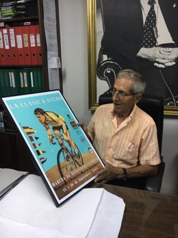 Federico Martín Bahamontes observa el cartel de la Clásica Otero