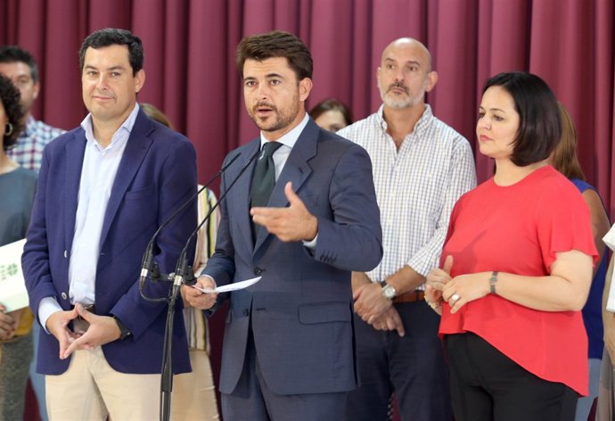 Beltrán Pérez, junto a Juanma Moreno y Virginia Pérez, este viernes