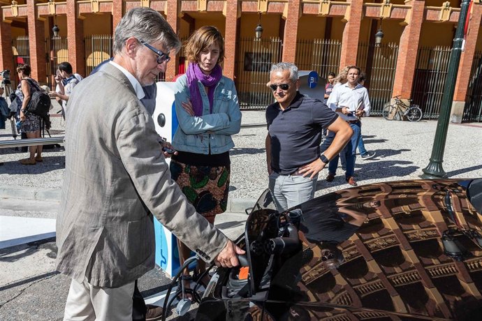 El alcalde, en una "electrolinera"