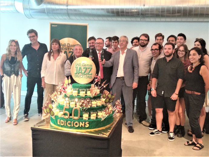Tito Ramoneda (ctro.) dtor. Festival Jazz de Barcelona, y el equipo del festival