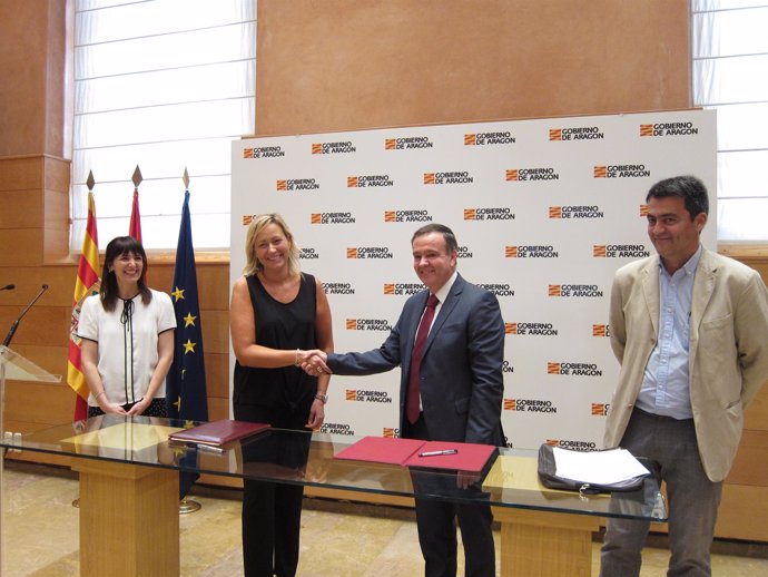 Gastón y Lafuente tras firmar este acuerdo hoy en el Gobierno de Aragón