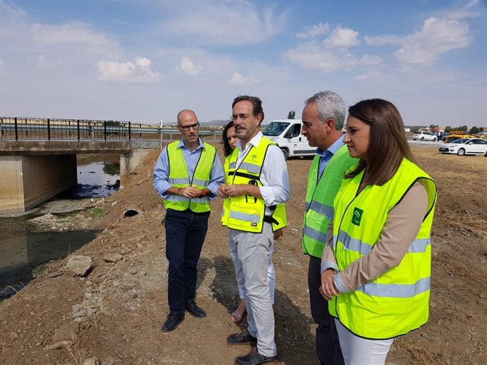 López (centro) en la visita a las obras concluidas en La Granjuela