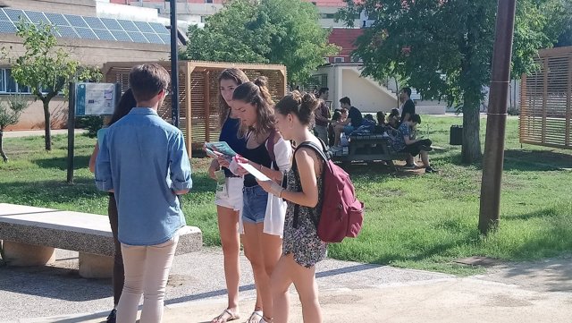 Las Juventudes Socialistas informan a los alumnos de la UIB sobre la rebaja de tasas en las primeras matrículas
