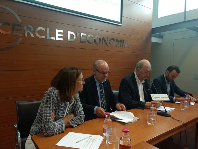 El president del Cercle d'Economia, Juan José Brugera, al centre