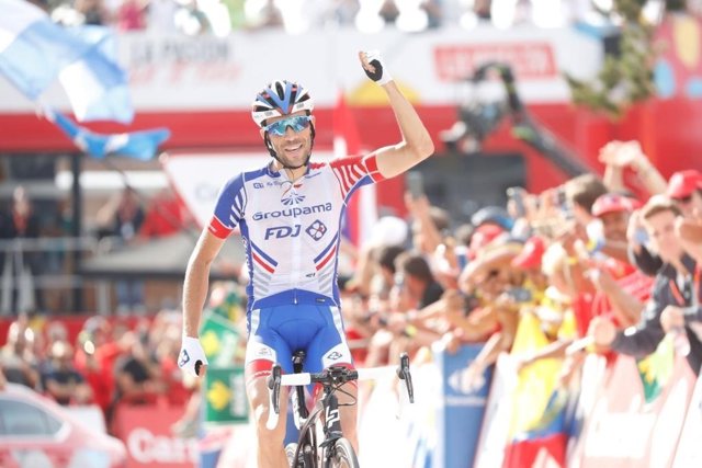 Thibaut Pinot celebra su victoria en Andorra