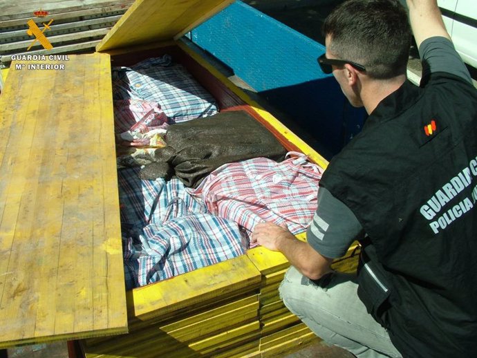 Detenido por transportar 380 kilos de hachís ocultos.