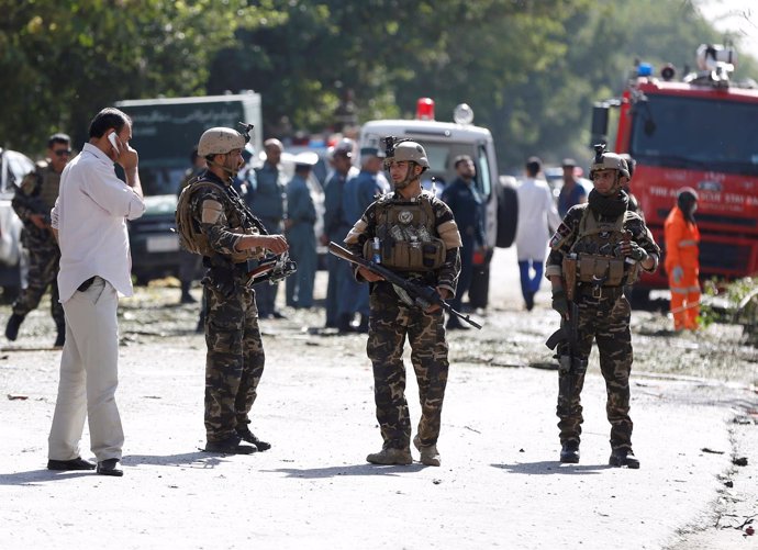 Agentes de Policía tras un atentado suicida con coche bomba en Kabul, Afganistán