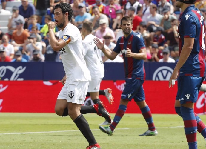 Dani Parejo, mediapunta del Valencia CF, celebra un gol ante el Levante UD