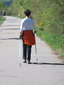 Práctica del Nordic Walking en el sendero del Gállego en Biescas