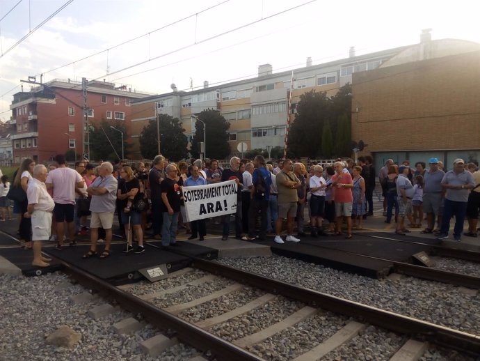 Más de un centenar de vecinos de Montcada i Reixac cortan las vías del tren