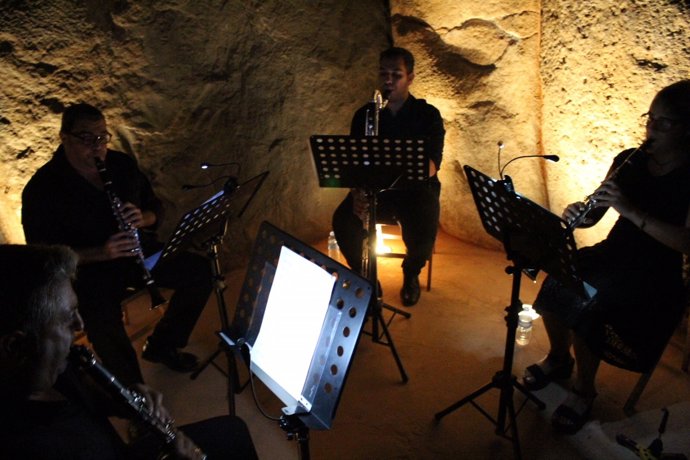 Concierto en el interior del Dolmen de Soto de Trigueros. 