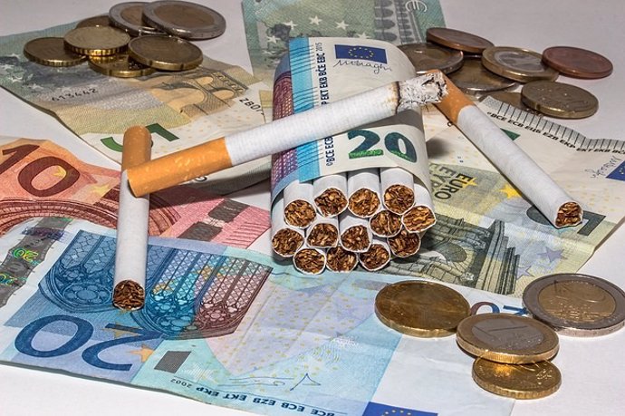 Cigarrillos, tabaco, dinero, euros, fumar, cigarros