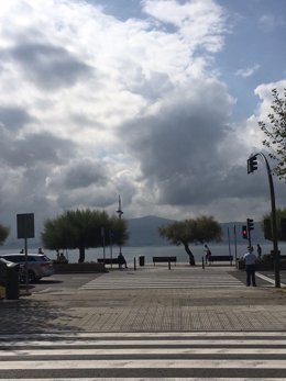 Las nubes amenazan lluvias en el Paseo de Pereda de Santander el 7-9-2018