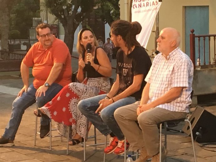 Representantes de Podemos en la Plaza de la Constitución de La Orotava