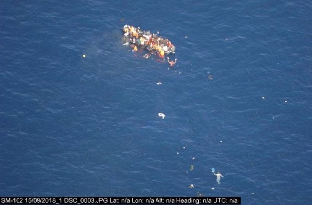 Personas rescatadas por Salvamento Marítimo de una patera semihundida