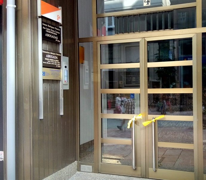 Lazos amarillos en el portal de Ciudadanos