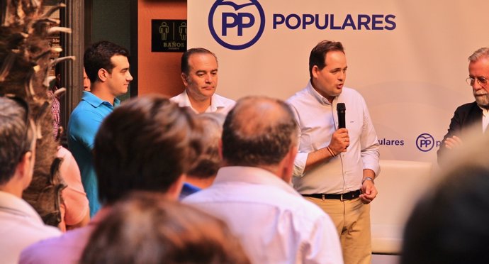 Paco Núñez con afiliados del PP en Talavera de la Reina