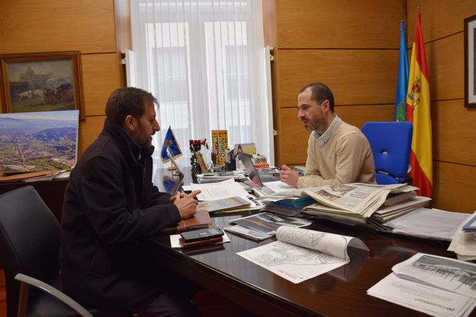 Reunión alcalde de Siero con un responsable de Correos