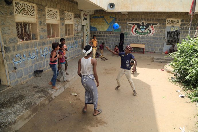 Desplazados de Hodeida jugan en el patio de una escuela