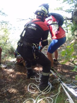 Rescate de un ciclista en Artaza