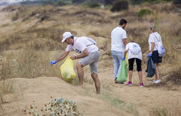 Algunos de los voluntarios del World Cleanup Day en Mazagón