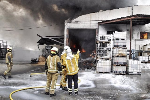 Incendio industrial en una fábrica de látex