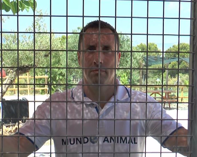 Un activista se encierra en una jaula para protestar contra el abandono animal