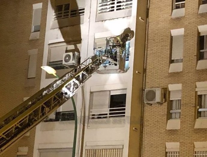Actuación de bomberos por un incendio en una vivienda de Sevilla