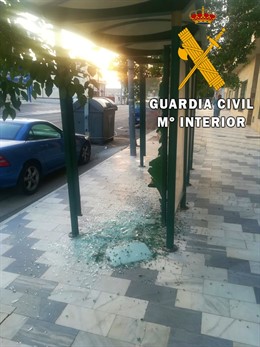 Daños en una parada de autobús de Olula del Río (Almería)