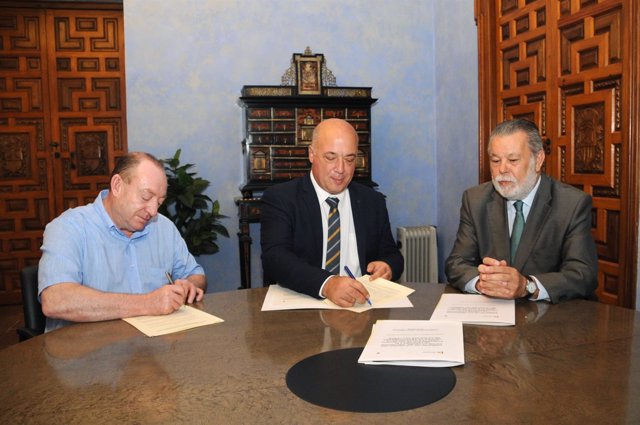 Firma acuerdo con el alcalde de Villaharta