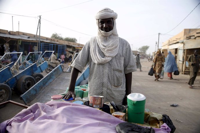 Un vendedor en un mercado de Agadez (Níger)