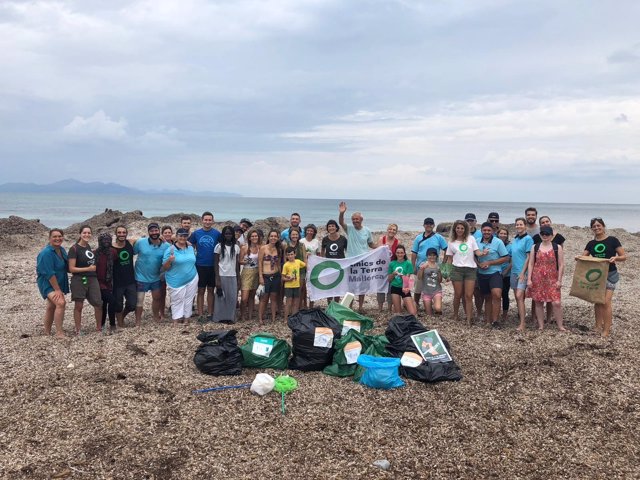 Más de 70 personas participan en la limpieza de la playa de sa Canova en Artà