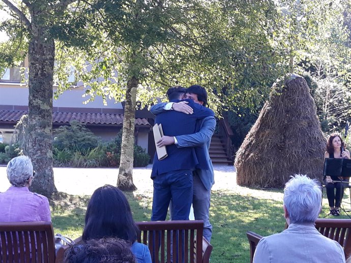 El hijo del policía Antonio Cedillo se abraza con Julen Mendoza (EHBildu)