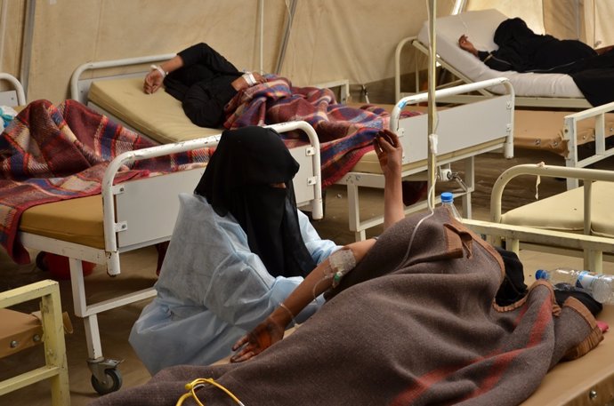 Una enfermera de MSFrealiza pruebas a una mujer con cólera