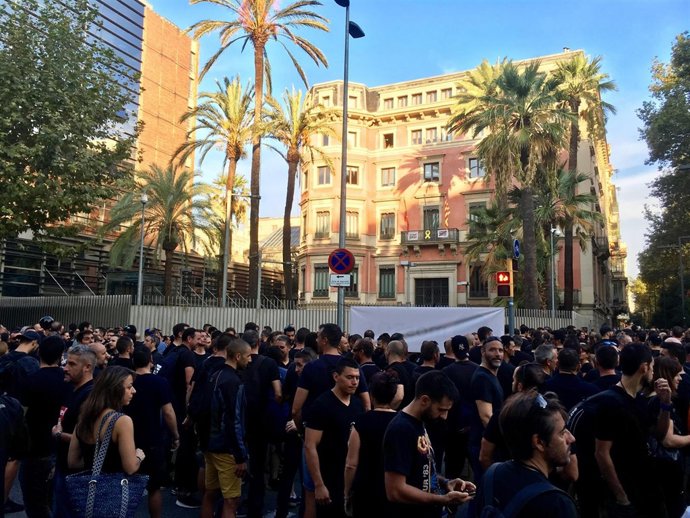 Mossos protesten davant Interior per falta d'efectius