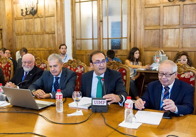 (De Izquierda A Derecha) Ángel Garay, Presidente Del COF Del País Vasco; Iñaki B