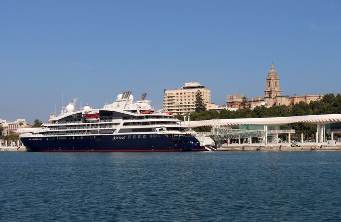 Buque 'Le Lapérouse' en el puerto de Málaga 