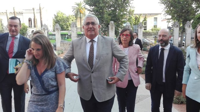 El consjero, junto a Rosa Aguilar, a su llegada al Rectorado de la UCO