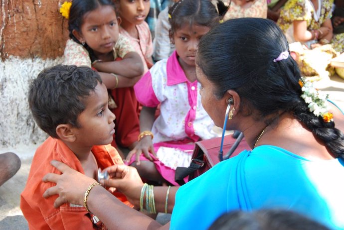 Una pediatra atiende a niños en India