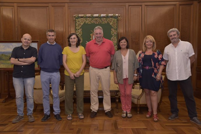 El alcalde de Pamplona, Joseba Asiron, firma convenio con coordinadora de ONGD.